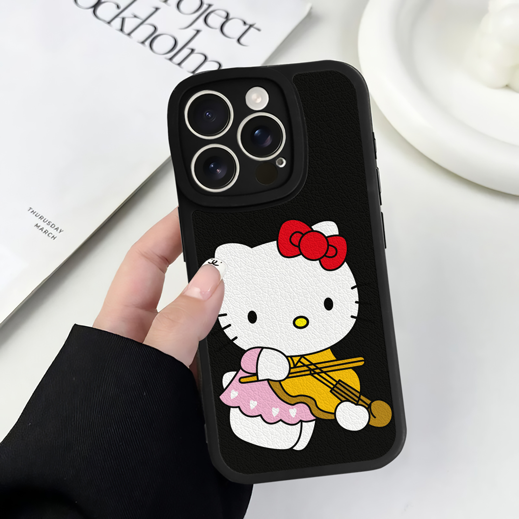 （画像用） Hello Kitty ハローキティ 【iPhone 16シリーズ対応】シリコンスマホケース（レザー調） 材質：シリコン